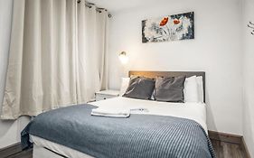 Central Manchester Family-Friendly Home With Free Parking And Workspace